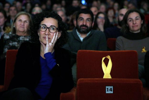 Rovira, junto a un asiento vacío con un lazo amarillo en recuerdo de Junqueras y los dirigentes independentistas presos. :: Alberto Estévez / efe