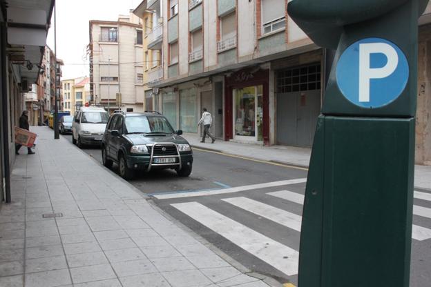 Aparcamientos en zona azul en la calle Picota de Arnedo. ::