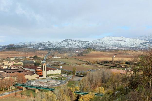 El barrio de La Estación de Haro, con Sierra Cantabria nevada al fondo. :: 