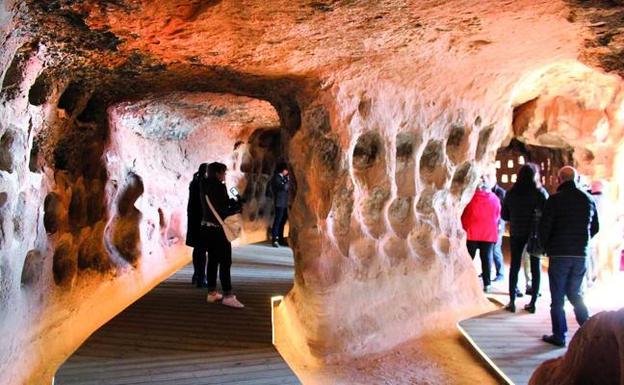 Dos tramos. El visitante puede conocer el conjunto de los Cien Pilares, repartido en dos cuevas con diversas galerías. :: 