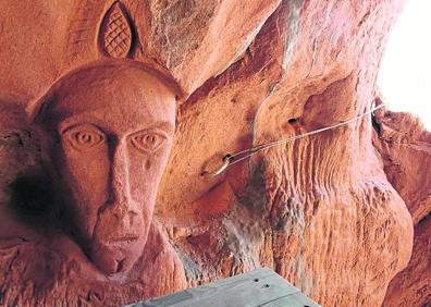 Imagen secundaria 1 - Las cuevas ofrecen vistas del Arnedo actual. | Se pintaban de cal para sostener la roca. | Los recovecos guardan curiosidades.