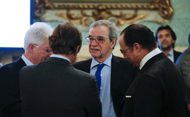 Imagen principal - (De i a d: Foto 1: César Alierta y Antonio Vázquez. Foto 2: Francisco Martínez, Rodrigo Echenique e Iñaki Arechabaleta. Foto 3: Pablo Isla y Jaime Mayor Oreja se saludan al inicio del acto.