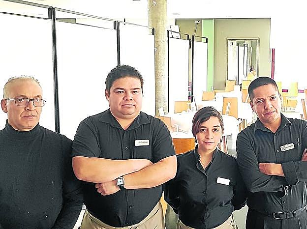 Jacinto, Giovini, Yuli y Alejandro, a la una y media de la tarde en el restaurante Zenit que por la falta de camioneros se encuentra casi vacío. 