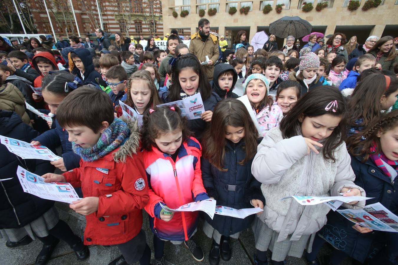 Un acto sencillo, con villancicos, muchos niños de varios colegios riojanos y un paseo multitudinario ha servido para abrir la instalación. En el acto, también se ha visto una pancarta que sostenían funcionarios del Ayuntamiento