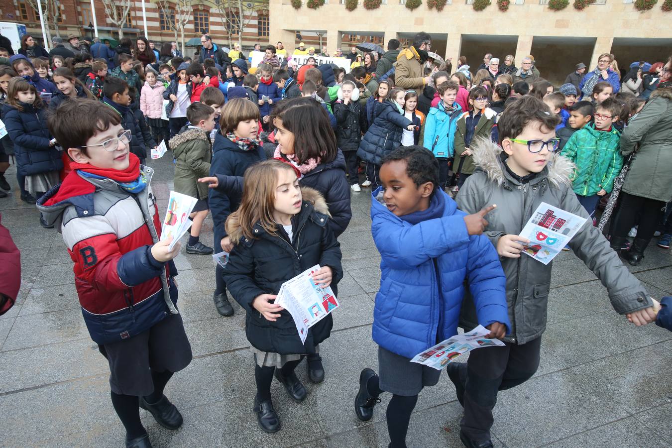 Un acto sencillo, con villancicos, muchos niños de varios colegios riojanos y un paseo multitudinario ha servido para abrir la instalación. En el acto, también se ha visto una pancarta que sostenían funcionarios del Ayuntamiento