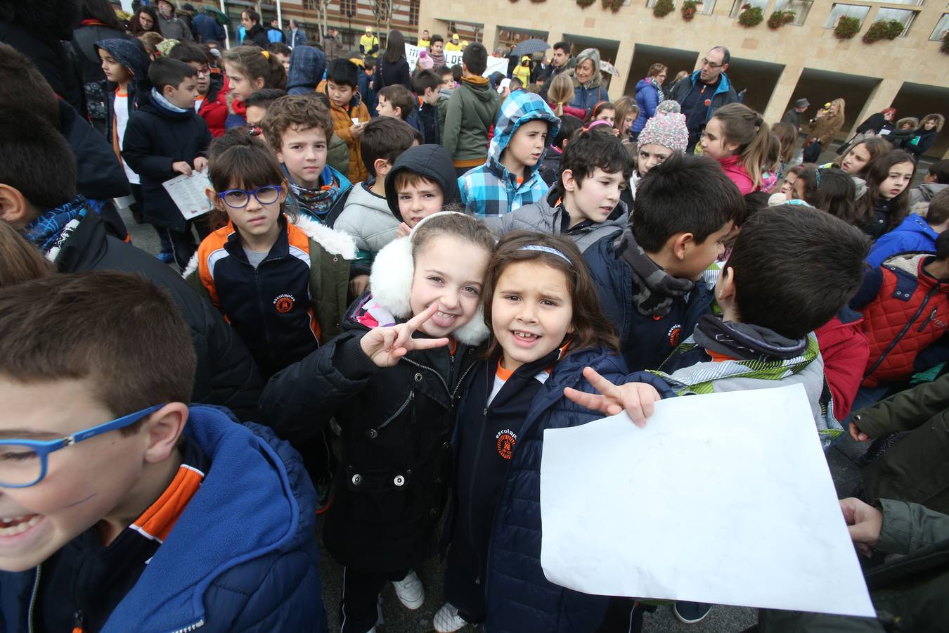 Un acto sencillo, con villancicos, muchos niños de varios colegios riojanos y un paseo multitudinario ha servido para abrir la instalación. En el acto, también se ha visto una pancarta que sostenían funcionarios del Ayuntamiento