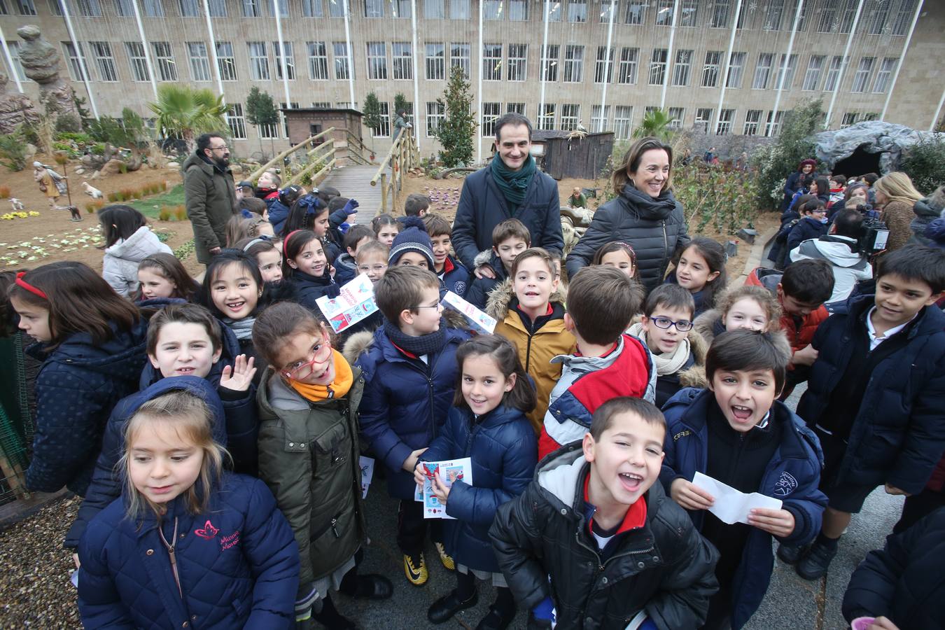 Un acto sencillo, con villancicos, muchos niños de varios colegios riojanos y un paseo multitudinario ha servido para abrir la instalación. En el acto, también se ha visto una pancarta que sostenían funcionarios del Ayuntamiento