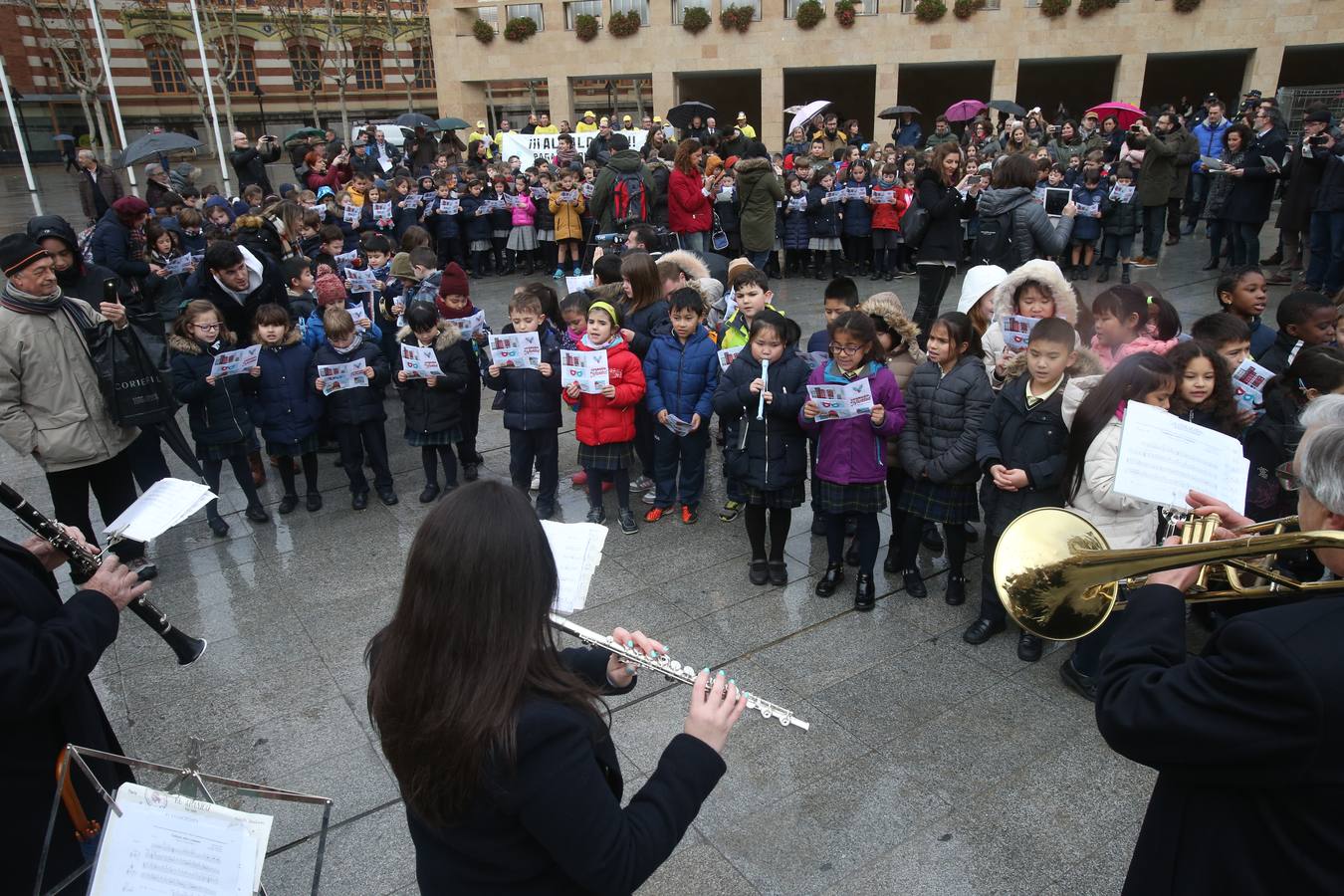 Un acto sencillo, con villancicos, muchos niños de varios colegios riojanos y un paseo multitudinario ha servido para abrir la instalación. En el acto, también se ha visto una pancarta que sostenían funcionarios del Ayuntamiento