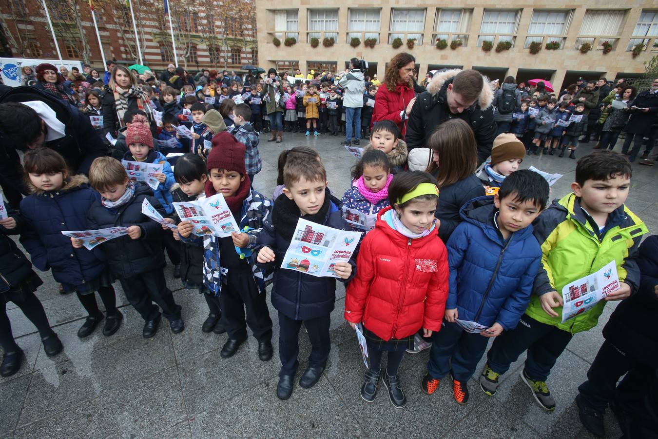 Un acto sencillo, con villancicos, muchos niños de varios colegios riojanos y un paseo multitudinario ha servido para abrir la instalación. En el acto, también se ha visto una pancarta que sostenían funcionarios del Ayuntamiento