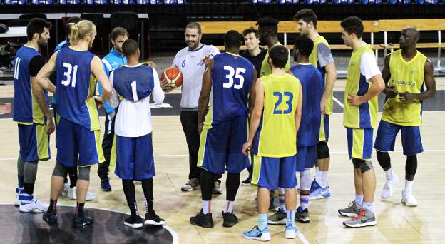 Jenaro Díaz conversa con sus jugadores durante uno de los últimos entrenamientos del Clavijo Robusta de esta semana. :: 