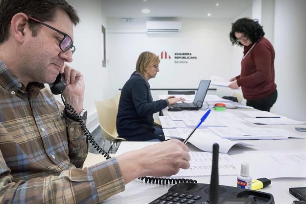José María Vall atiende al teléfono, mientras Thais Domenech y Elvira Duran repasan varios documentos de trabajo. :: vicens giménez
