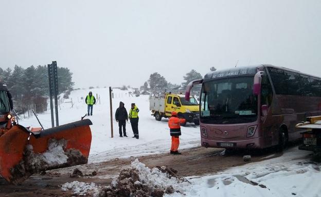 Un autobús se sale de la vía en el Sancho Leza con 50 jóvenes y niños cuando iban de excursión