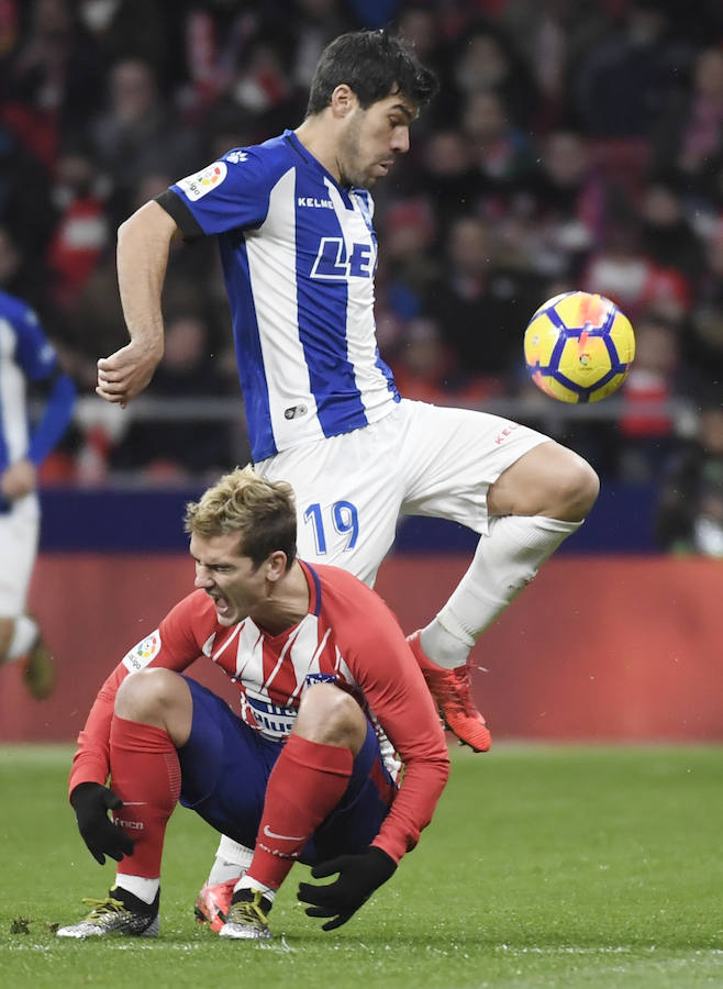 Un gol de Fernando Torres, que partió de suplente, a falta de 20 minutos para el final, dio la victoria al Atlético ante el Alavés en la jornada 16 de Liga.