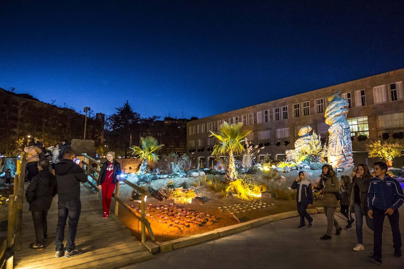 Los logroñeses se acercan a disfrutarlo con su iluminación al caer la tarde