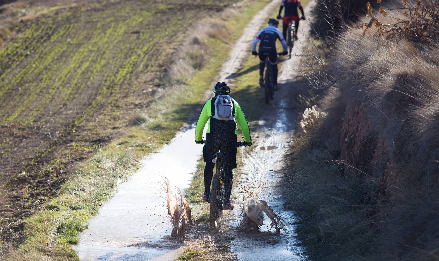 Los ciclistas disfrutaron de una estupenda carrera.