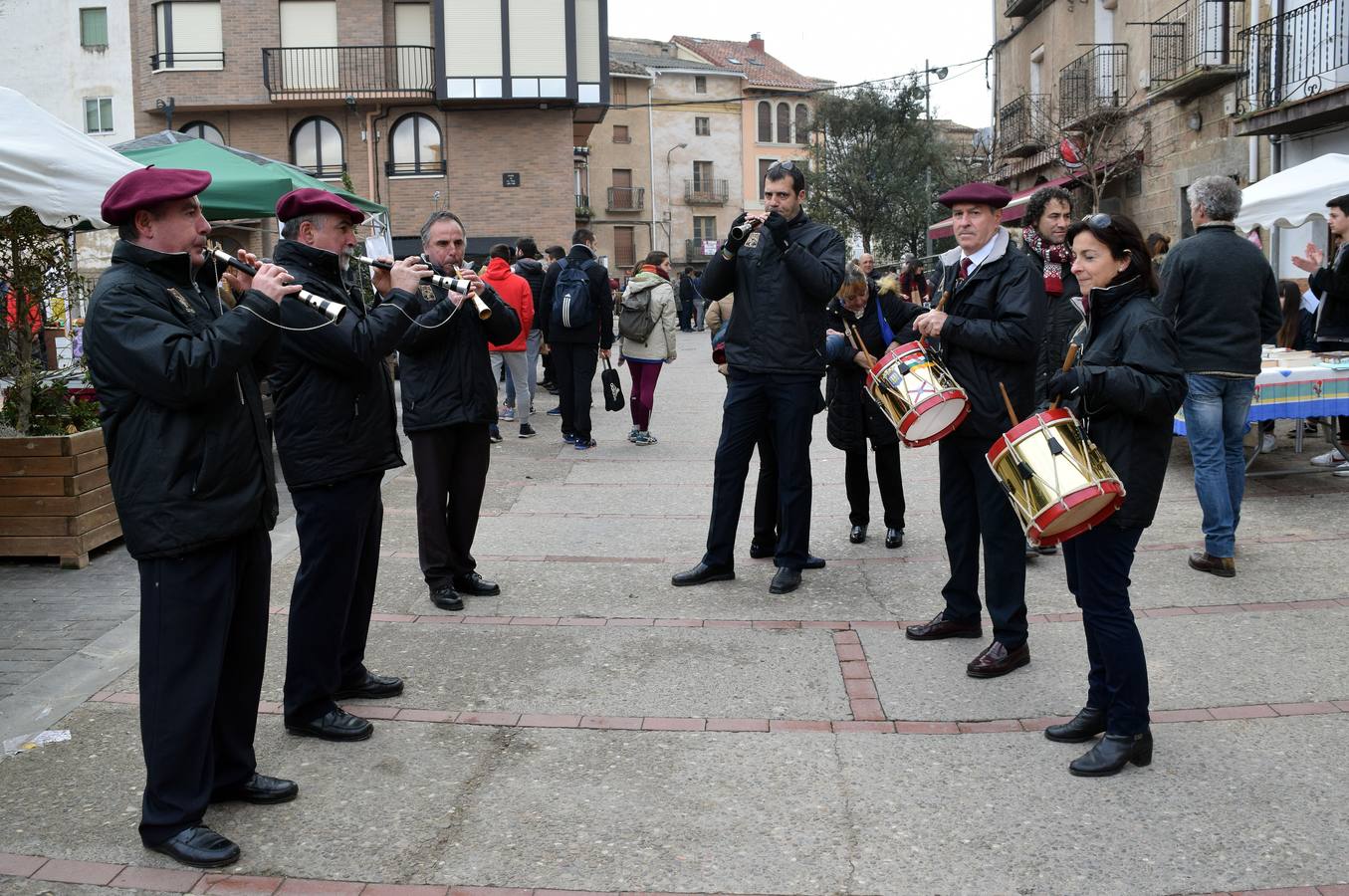 La plaza de la Tela de Nalda ha acogido este domingo la XIX edición de la jornada de la Pasa, a la que asistió numeroso público a pesar del tiempo desapacible.