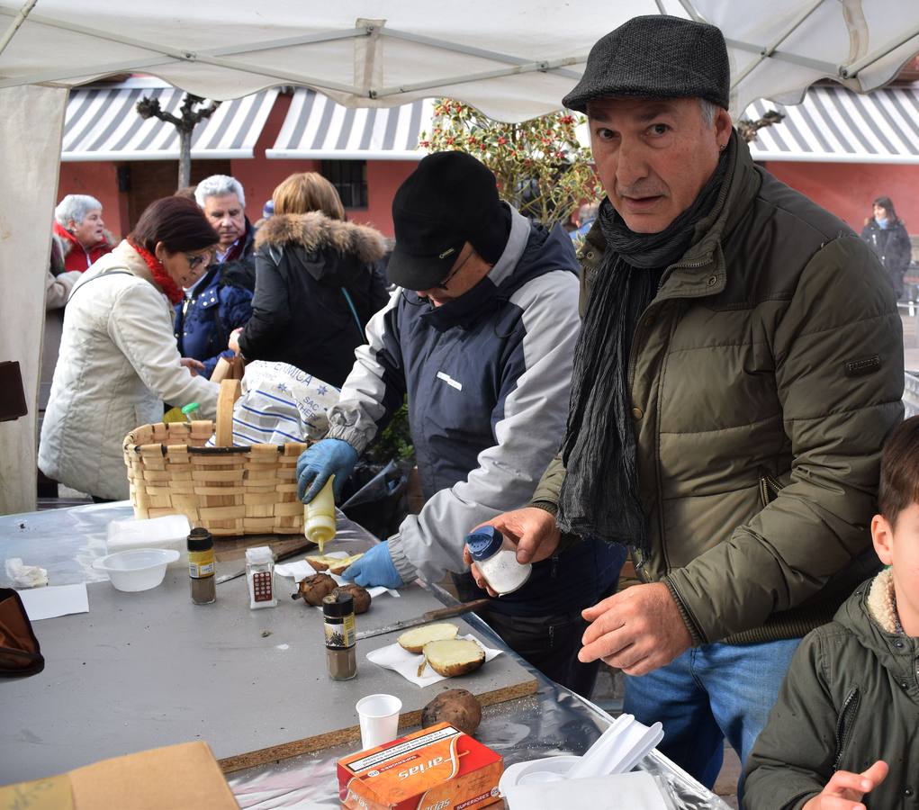 La plaza de la Tela de Nalda ha acogido este domingo la XIX edición de la jornada de la Pasa, a la que asistió numeroso público a pesar del tiempo desapacible.