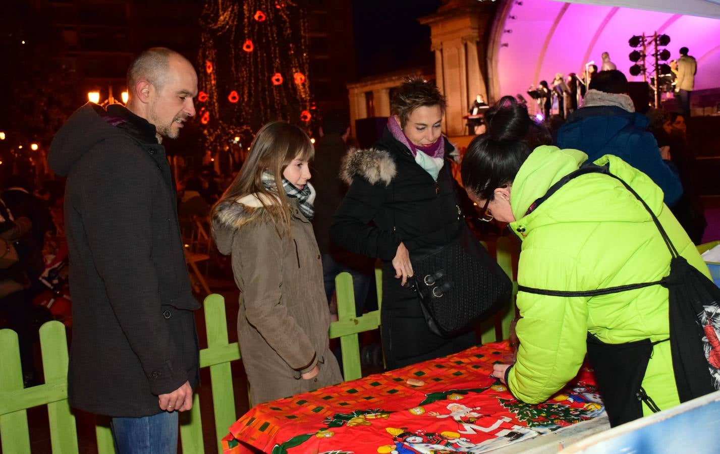 A pesar del mal tiempo, los logroñeses disfrutaron de los actos de 'Logroño es Navidad' que se celebraron en el Espolón, entre ellos, un oncierto de golpel.