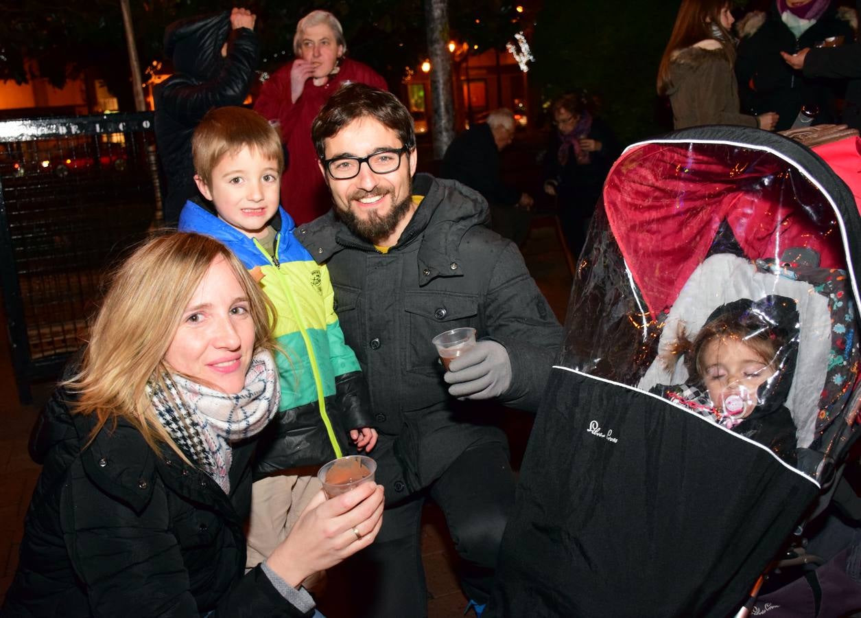 A pesar del mal tiempo, los logroñeses disfrutaron de los actos de 'Logroño es Navidad' que se celebraron en el Espolón, entre ellos, un oncierto de golpel.