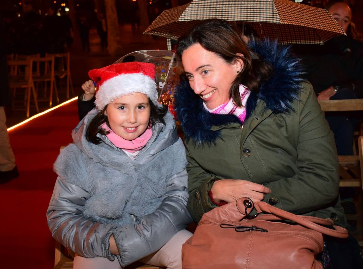 A pesar del mal tiempo, los logroñeses disfrutaron de los actos de 'Logroño es Navidad' que se celebraron en el Espolón, entre ellos, un oncierto de golpel.