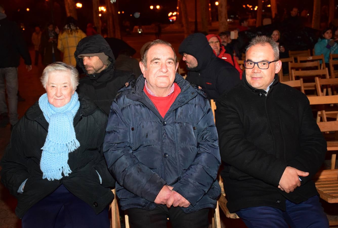 A pesar del mal tiempo, los logroñeses disfrutaron de los actos de 'Logroño es Navidad' que se celebraron en el Espolón, entre ellos, un oncierto de golpel.