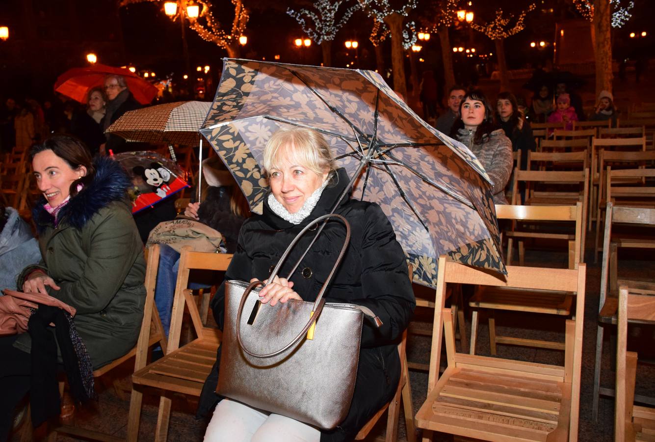 A pesar del mal tiempo, los logroñeses disfrutaron de los actos de 'Logroño es Navidad' que se celebraron en el Espolón, entre ellos, un oncierto de golpel.