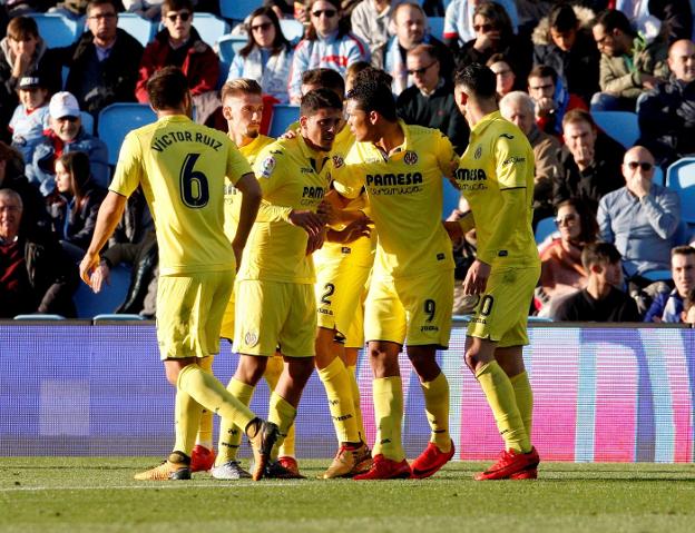 Los jugadores del Villarreal felicitan a Fornals. :: efe