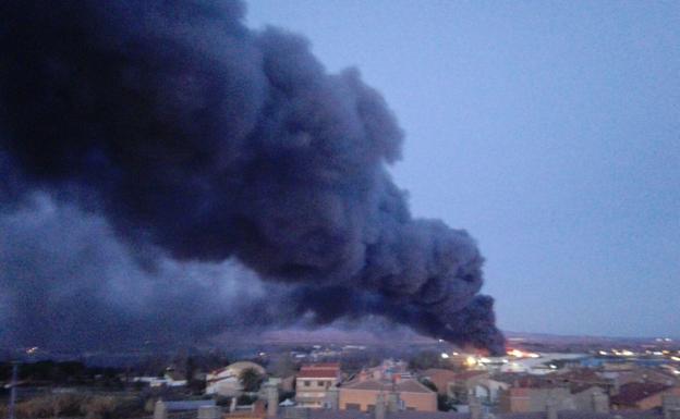 El incendio se ve así desde cualquier punto de la localidad en estos momentos