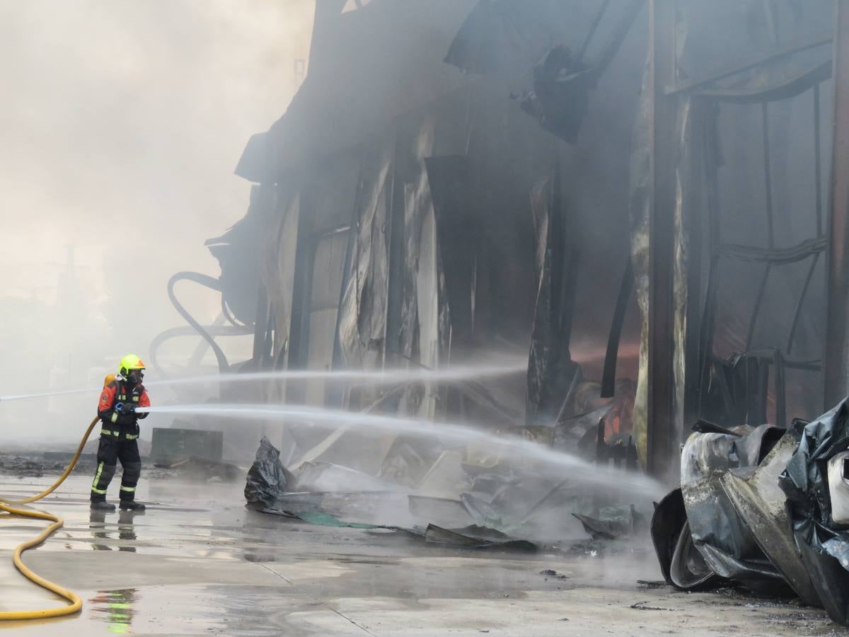 El fuego ha calcinado la nave anexa a la empresa