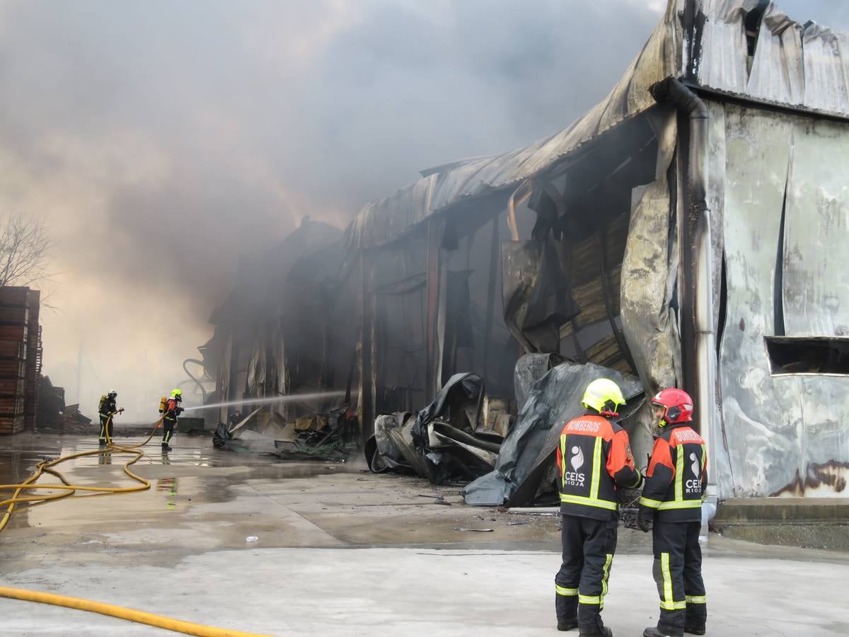 El fuego ha calcinado la nave anexa a la empresa