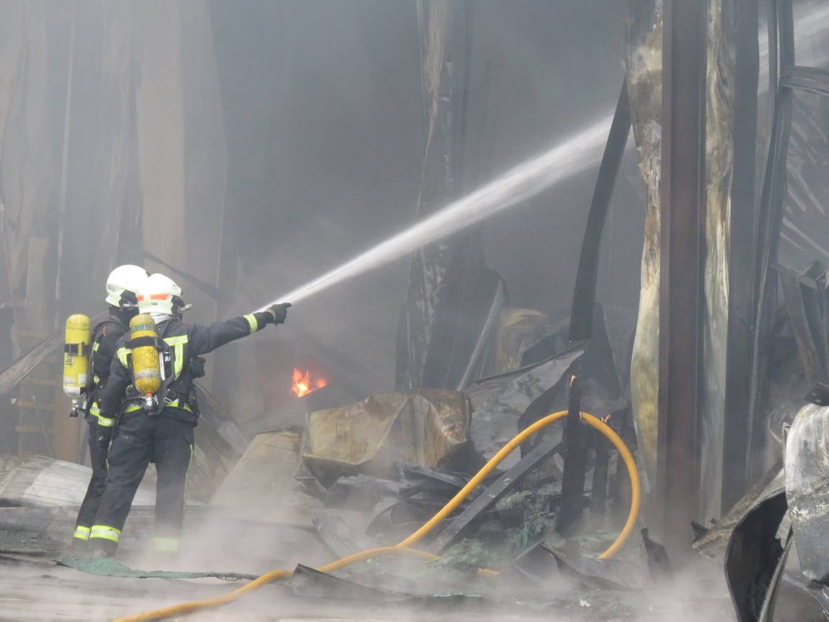 El fuego ha calcinado la nave anexa a la empresa