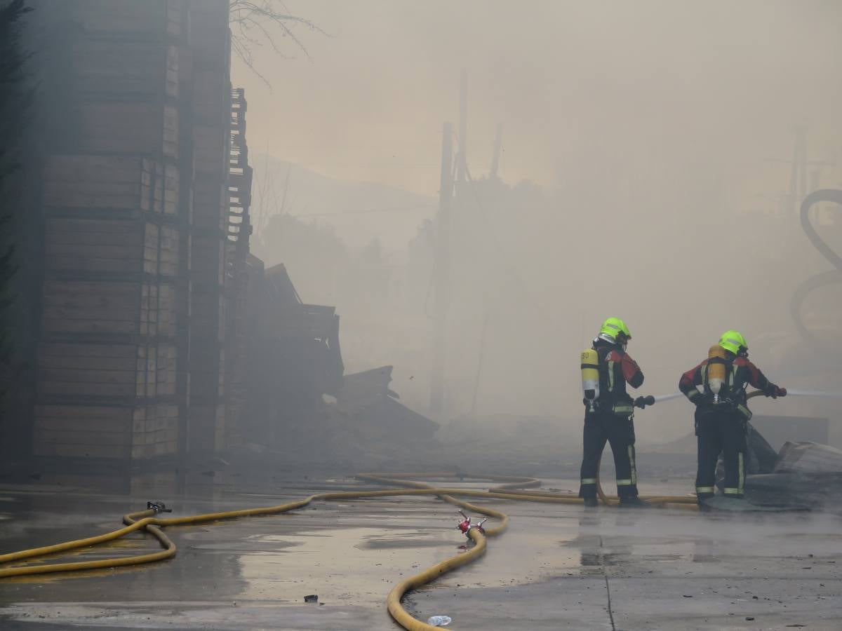 El fuego ha calcinado la nave anexa a la empresa