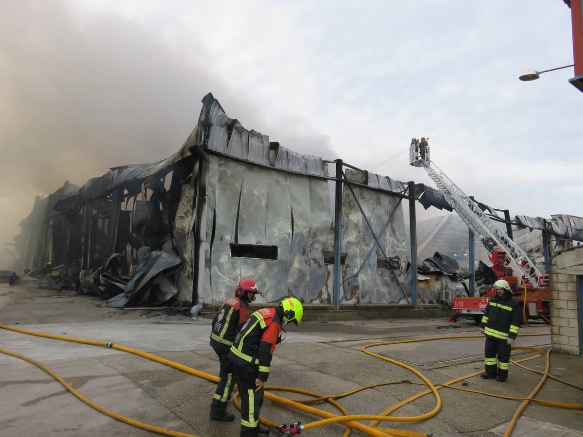 El fuego ha calcinado la nave anexa a la empresa