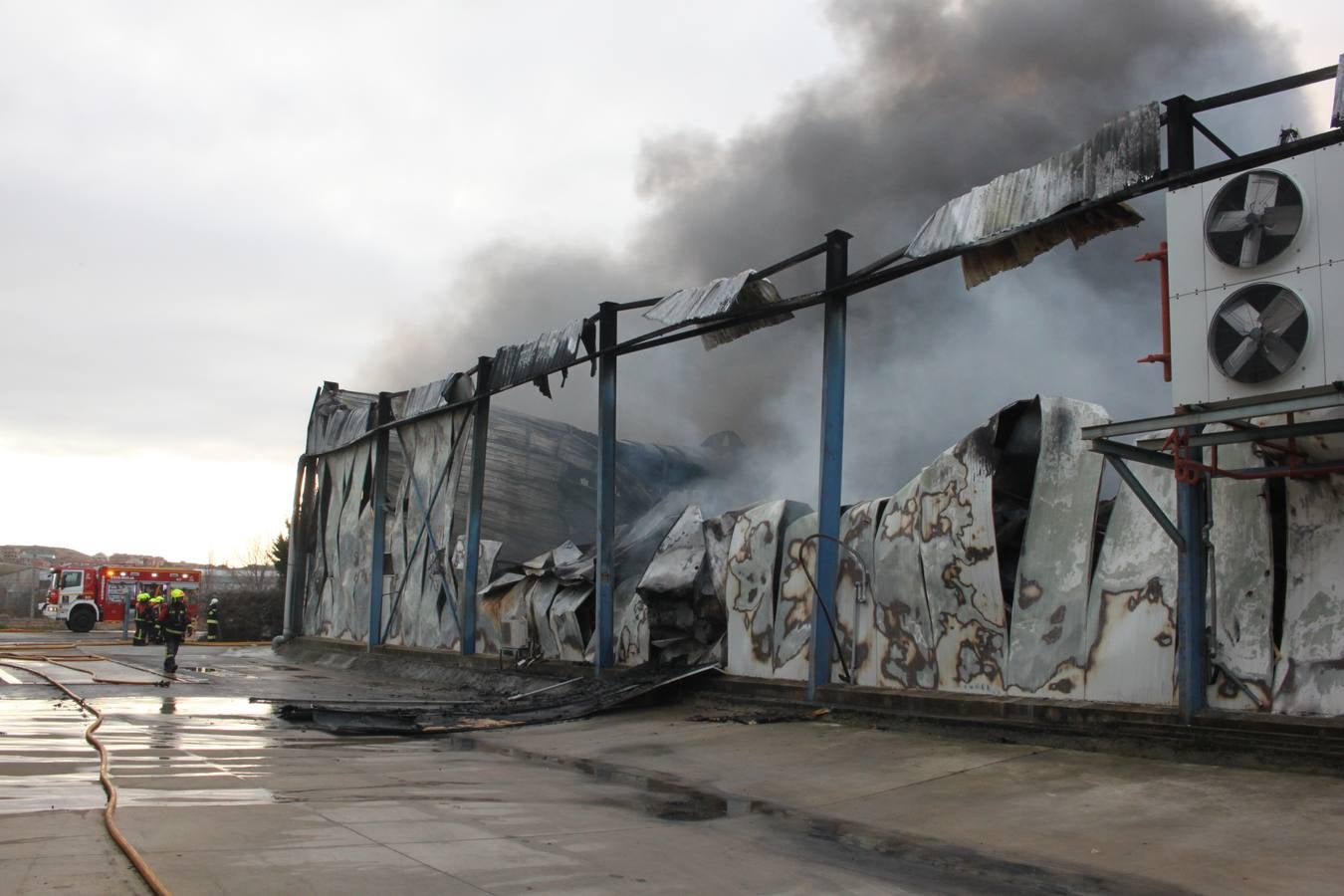 El fuego ha calcinado la nave anexa a la empresa