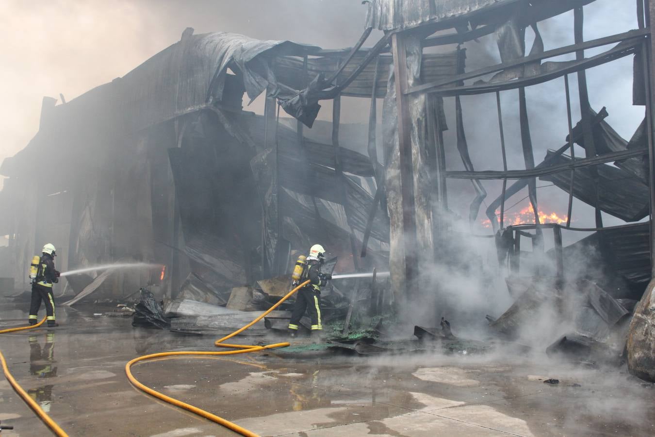 El fuego ha calcinado la nave anexa a la empresa