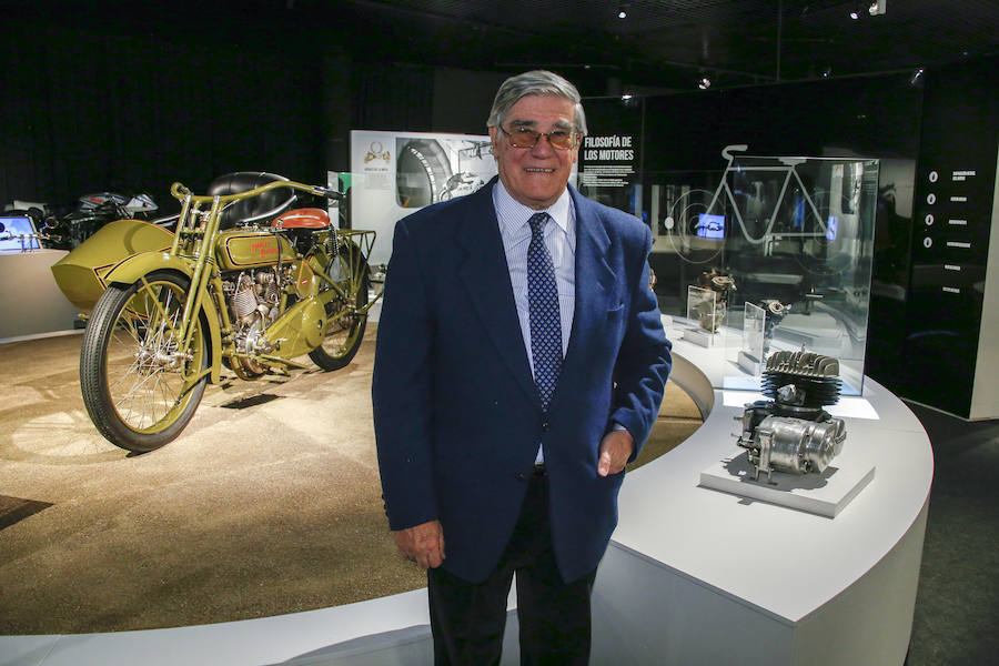 El Museo Nacional de Ciencia y Tecnología de España (MUNCYT) conjuga la astronomía y el mundo del motociclismo en 'Universo Moto', exposición de más de 90 piezas que abre sus puertas este sábado 23 de diciembre.