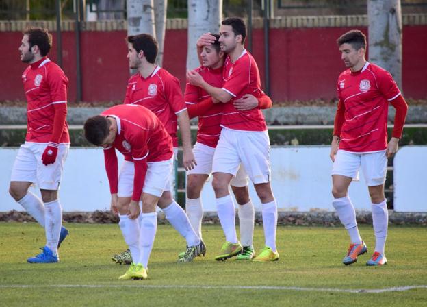 Javi Herreros felicita a Moha, autor del gol del Anguiano. 