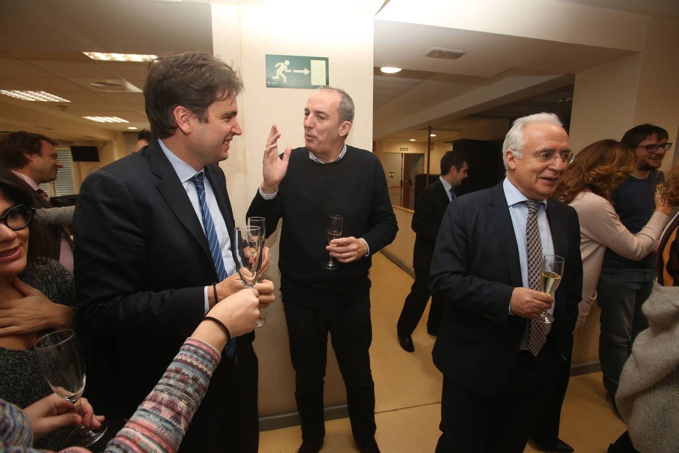 El presidente de La Rioja, José Ignacio Ceniceros, y la alcaldesa de Logroño, Cuca Gamarra, junto con miembros del ejecutivo regional y del Ayuntamiento, visitaron la multimedia de Diario LA RIOJA y TVR para celebrar el tradicional brindis madrileño.