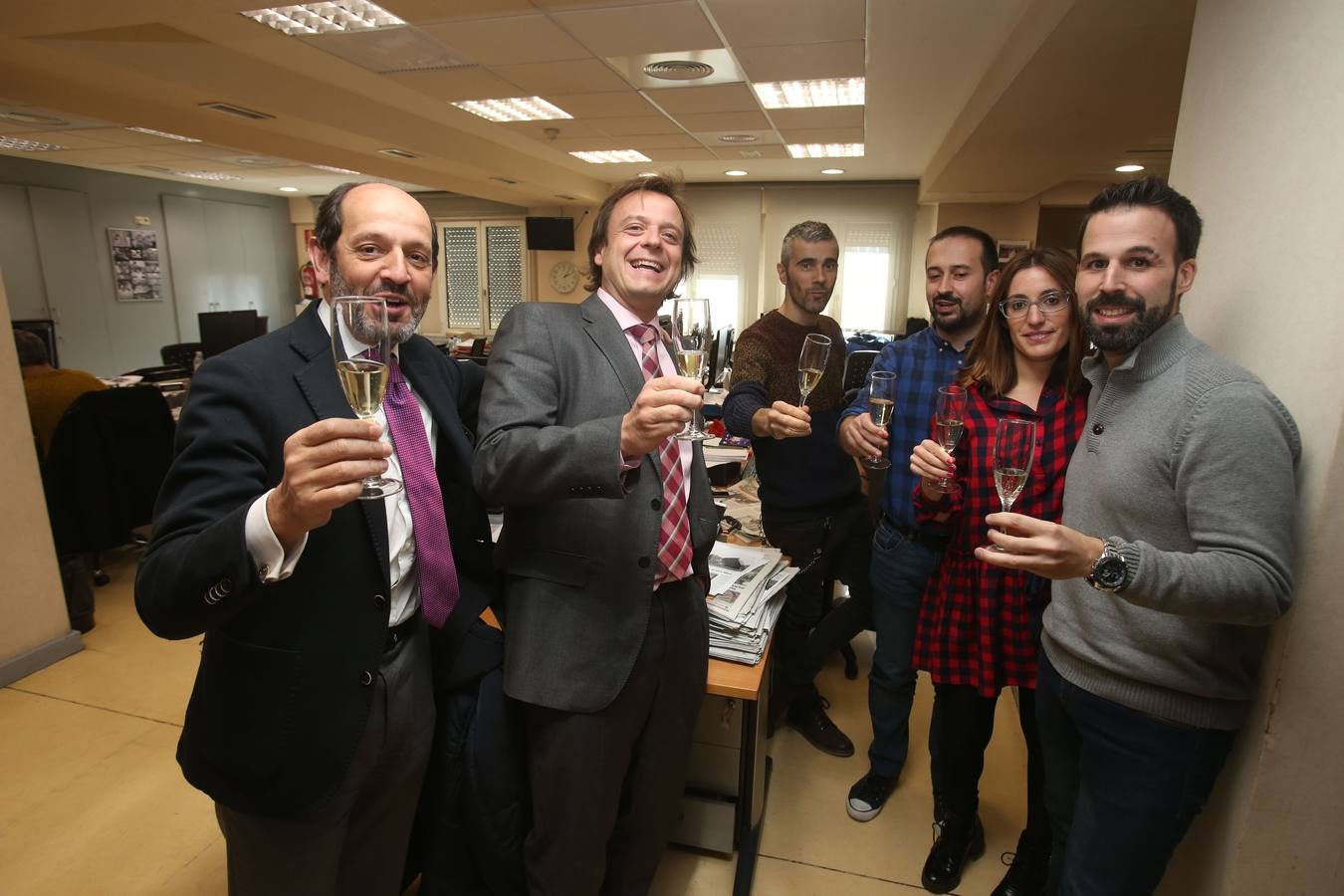 El presidente de La Rioja, José Ignacio Ceniceros, y la alcaldesa de Logroño, Cuca Gamarra, junto con miembros del ejecutivo regional y del Ayuntamiento, visitaron la multimedia de Diario LA RIOJA y TVR para celebrar el tradicional brindis madrileño.