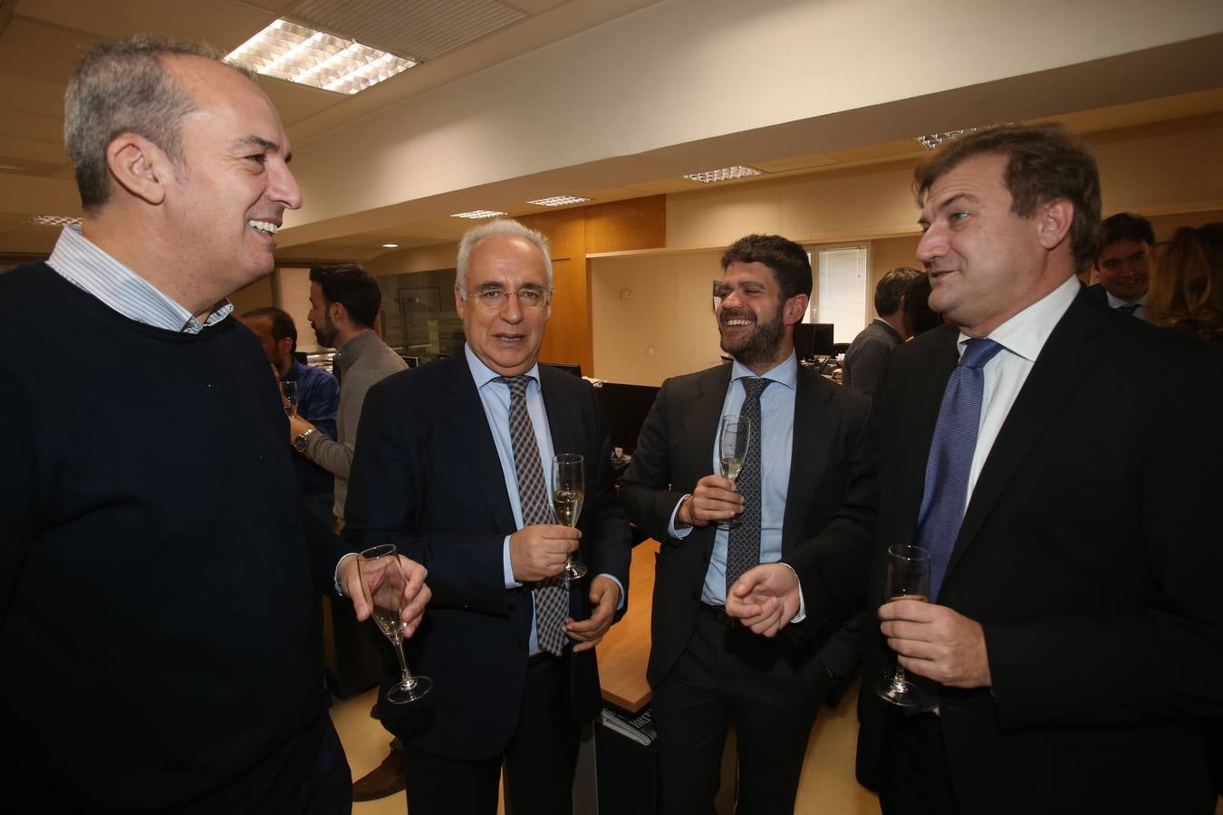 El presidente de La Rioja, José Ignacio Ceniceros, y la alcaldesa de Logroño, Cuca Gamarra, junto con miembros del ejecutivo regional y del Ayuntamiento, visitaron la multimedia de Diario LA RIOJA y TVR para celebrar el tradicional brindis madrileño.