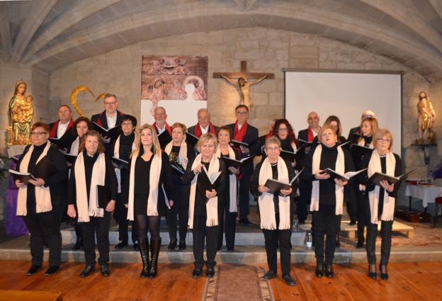 La coral San Juan, en el tradicional concierto navideño en la capilla de la iglesia de Fuenmayor. :: 