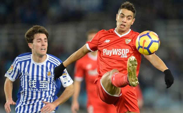 Ben Yedder (i) despeja ante Odriozola. 