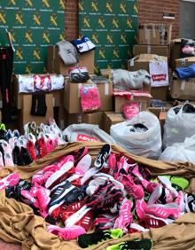 Imagen secundaria 2 - Redada en el mercadillo de Las Norias: seis detenidos por vender ropa falsificada