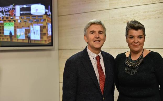 Rodríguez (iz.) en la presentación del nuevo pabellón riojano en Fitur. 