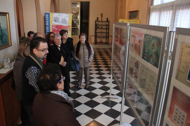 La exposición, en la galería del colegio, muestra la historia y los contenidos del mundo de los sellos. ::