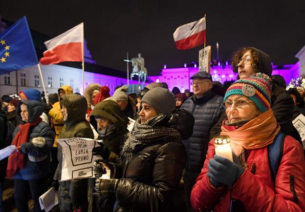 Protesta del día 14 contra las reformas judiciales ante el palacio de la Presidencia en Varsovia. :: J. S. / AFP