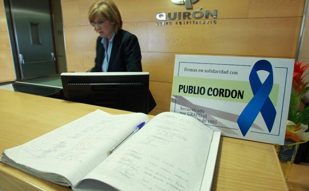 Un libro de firmas honra la memoria de Publio Cordón en la recepción de una clínica del Grupo Quiró. 