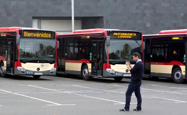 Autobuses urbanos en formación. 