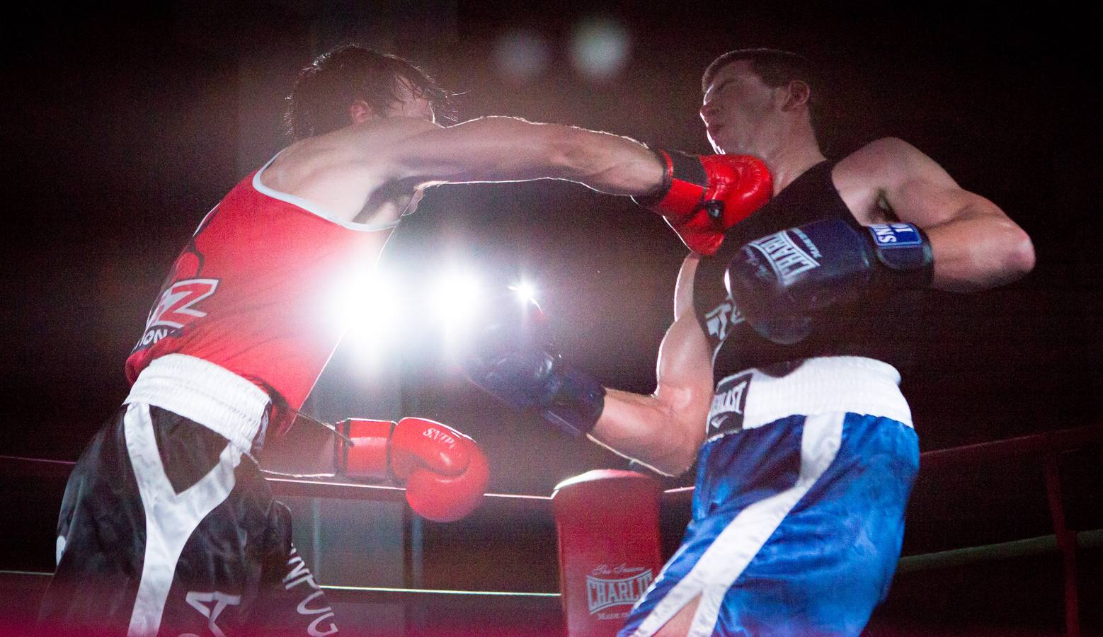 Este sábado se celebró una velada de Boxeo con varios combates para recaudar fondos para la lucha contra el cáncer