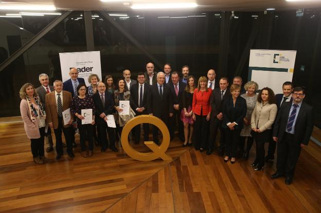 Los evaluadores seniors de este Modelo EFQM posaron al término de la gala junto con el resto de autoridades que presidieron el acto. 